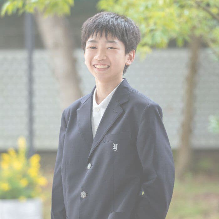 入学制服を着た男の子