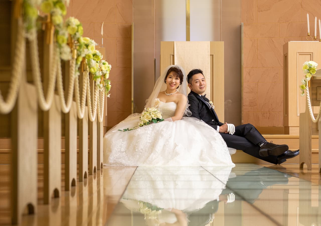 結婚写真ウェディングドレスを着た女性とタキシードの男性新郎新婦