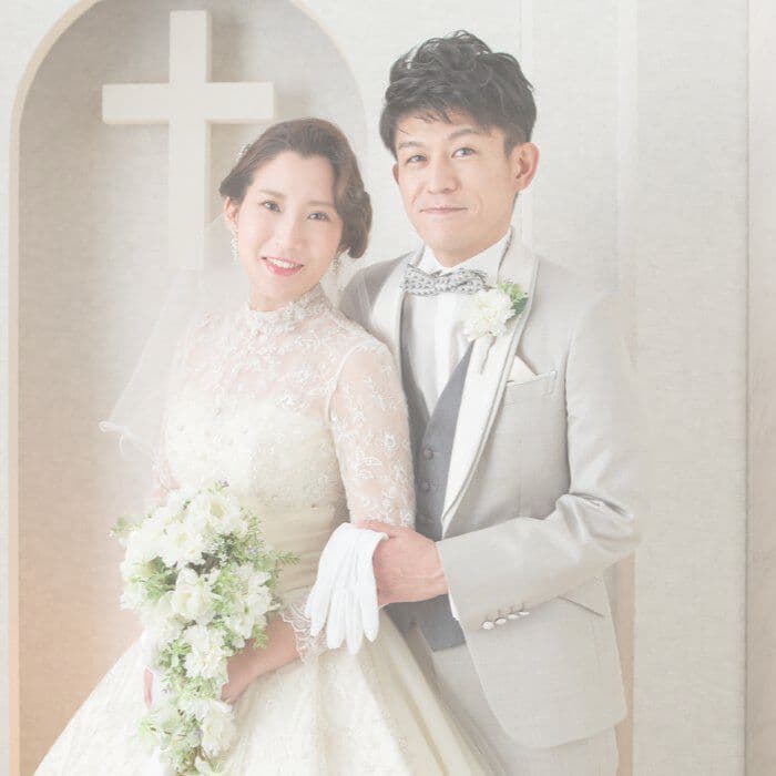 結婚写真ウェディングドレスを着た女性とタキシードの男性新郎新婦