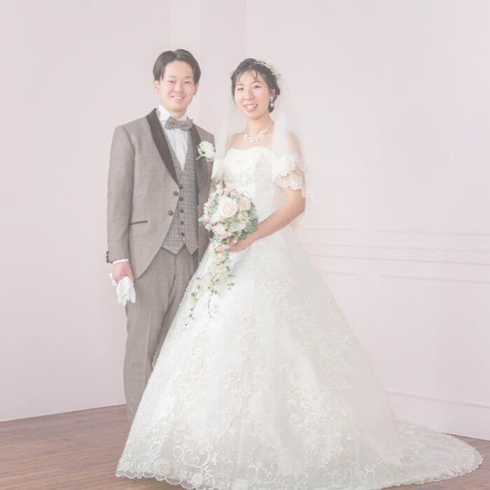 結婚写真ウェディングドレスを着た女性とタキシードの男性新郎新婦