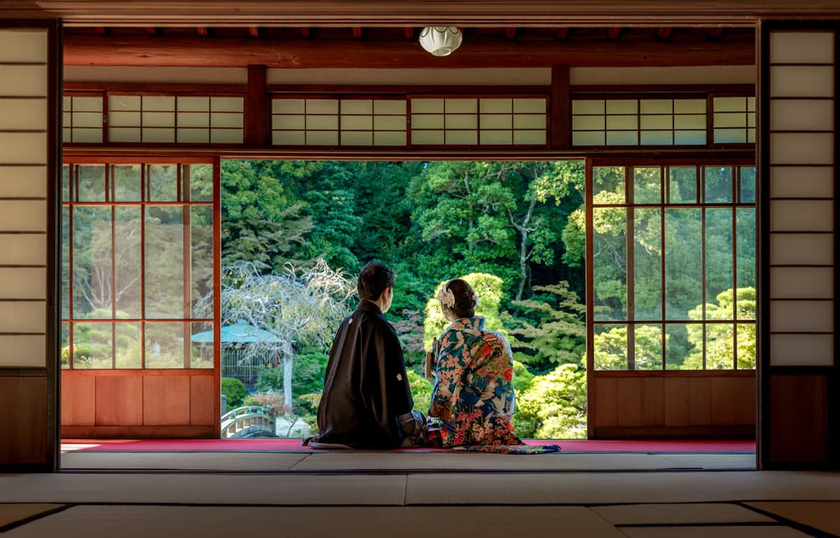 和室で外を見つめる新郎新婦