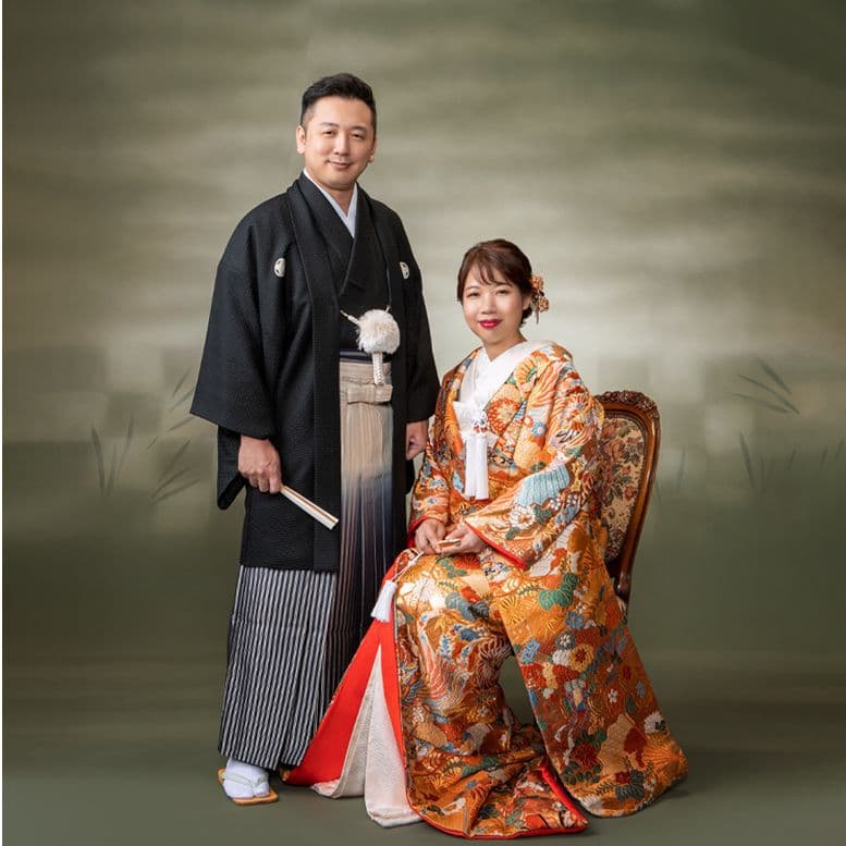 結婚写真神社の門で白無垢を着た女性と羽織袴の男性新郎新婦