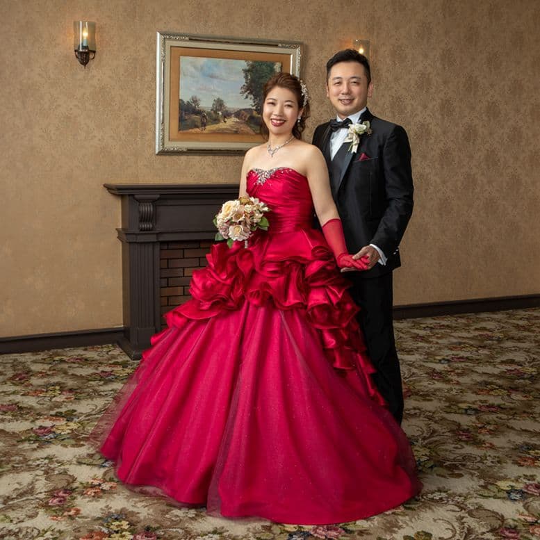 結婚写真ウェディングドレスを着た女性とタキシードの男性新郎新婦