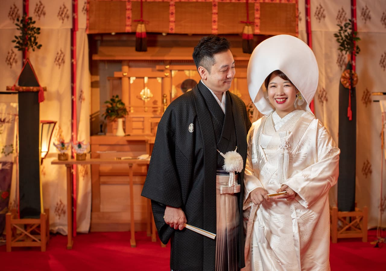 結婚写真白無垢の女性と紋付袴の男性新郎新婦