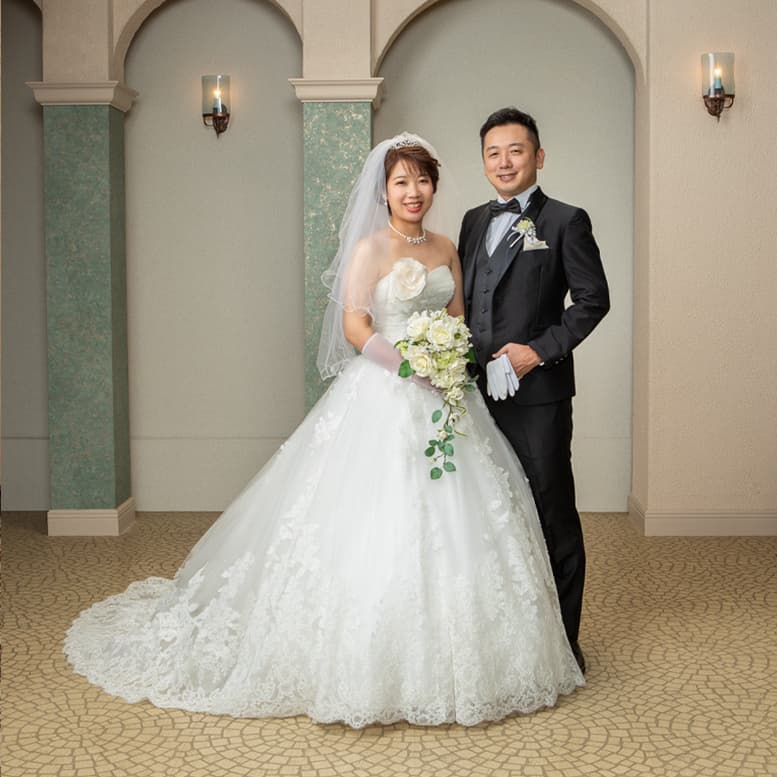 結婚写真神社の門で白無垢を着た女性と羽織袴の男性新郎新婦