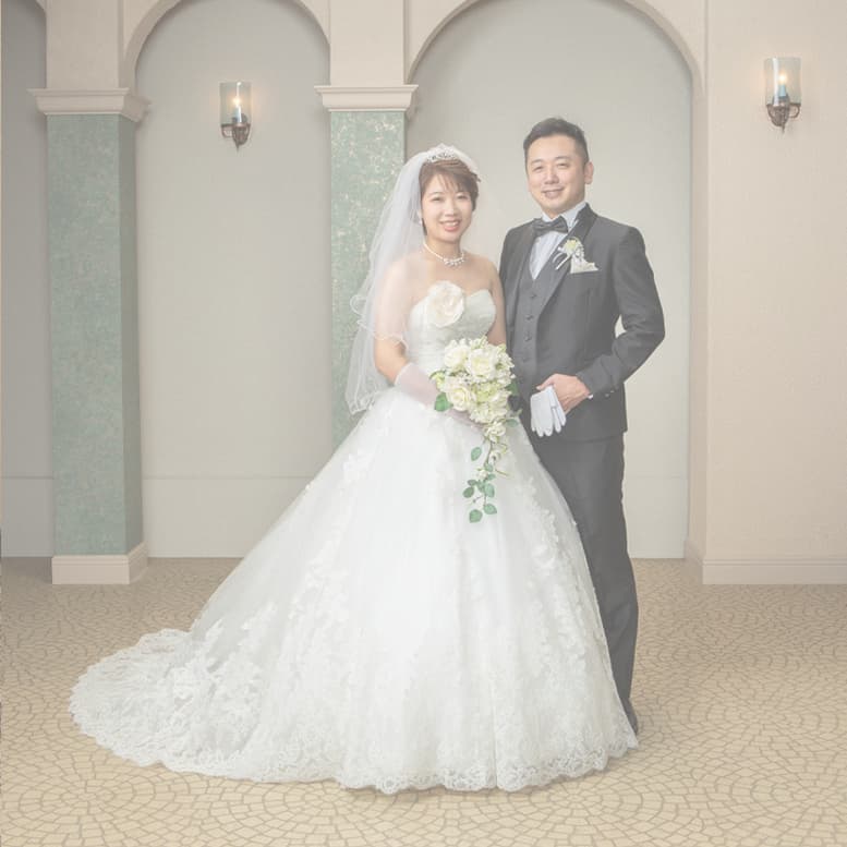 結婚写真神社の門で白無垢を着た女性と羽織袴の男性新郎新婦