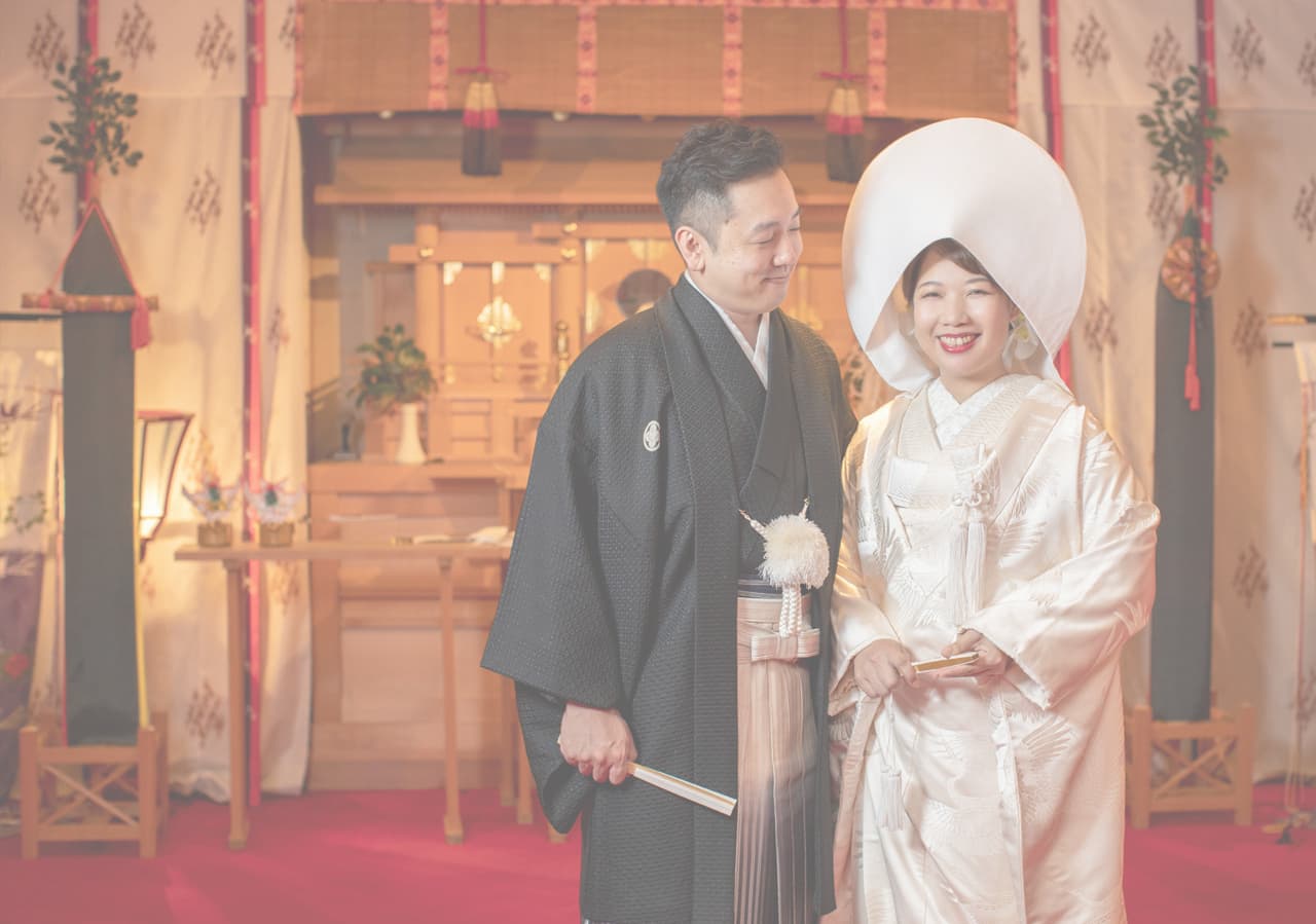 結婚写真白無垢の女性と紋付袴の男性新郎新婦