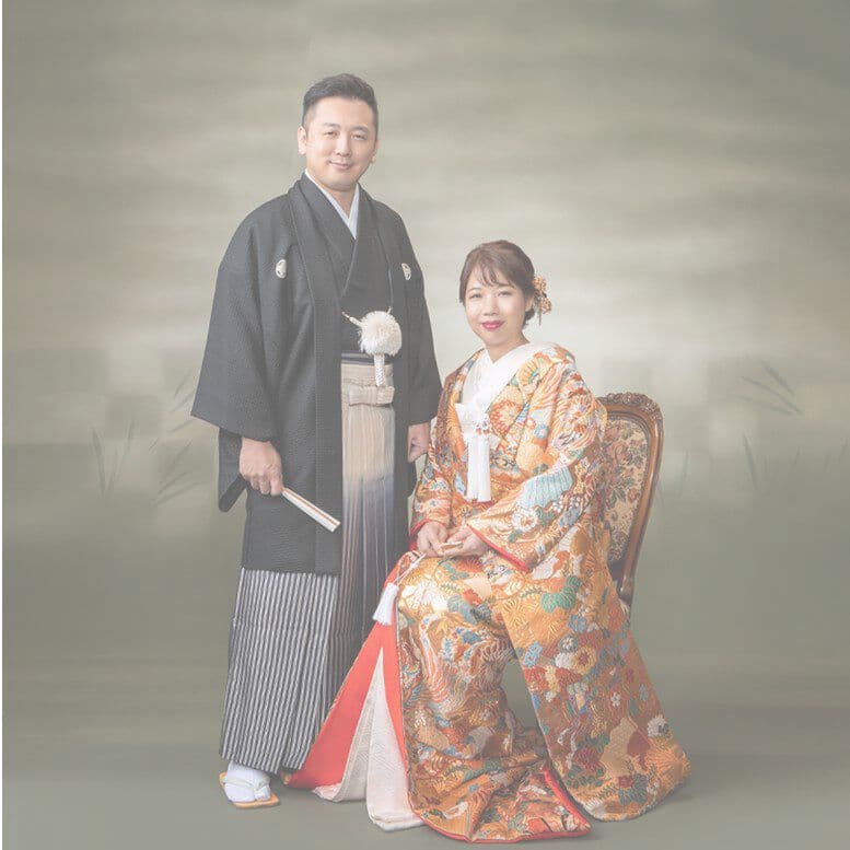 結婚写真神社の門で白無垢を着た女性と羽織袴の男性新郎新婦