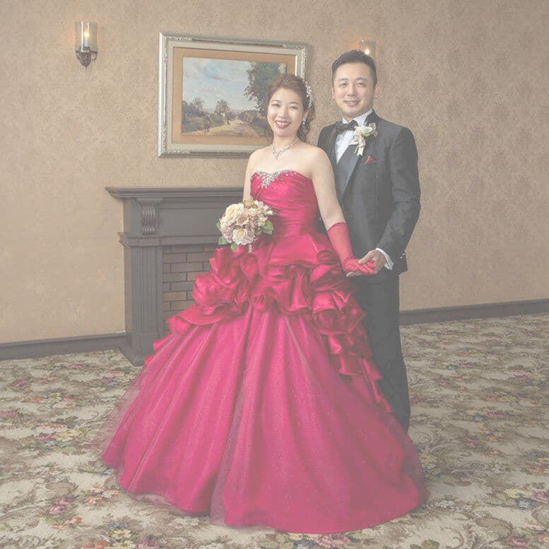 結婚写真ウェディングドレスを着た女性とタキシードの男性新郎新婦