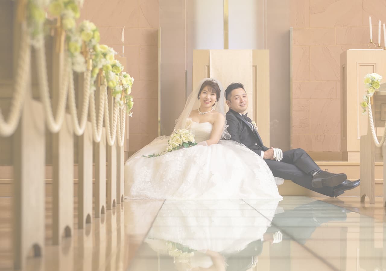 結婚写真ウェディングドレスを着た女性とタキシードの男性新郎新婦